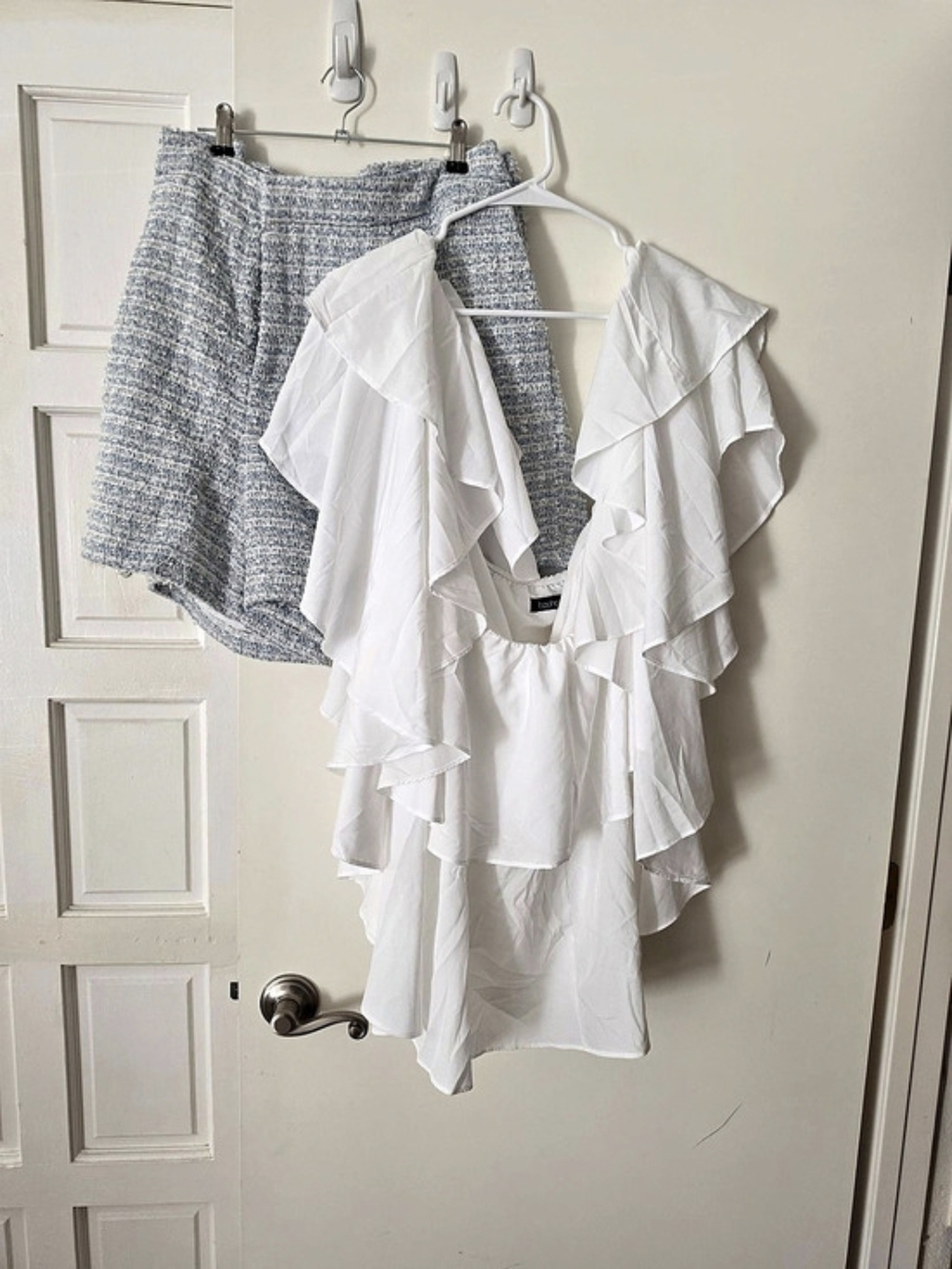 boohoo White Ruffle Blouse Size 6 Like New